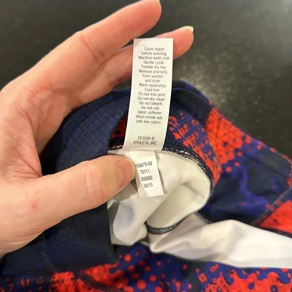 ATHLETA 3/4 Leggings in Red/Purple Pattern with Back zipper pouch Size Small - Picture 7 of 7